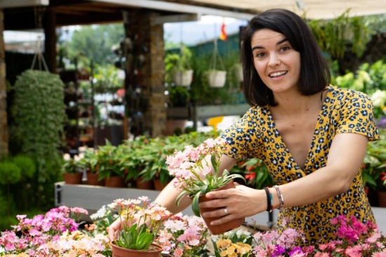 Chica con una lewisia