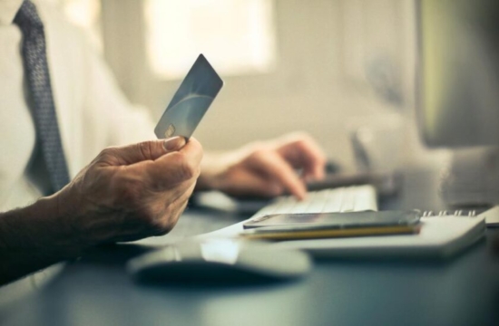 hombre haciendo una compra a través de internet con su tarjeta