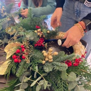 Taller de coronas de navidad para puerta